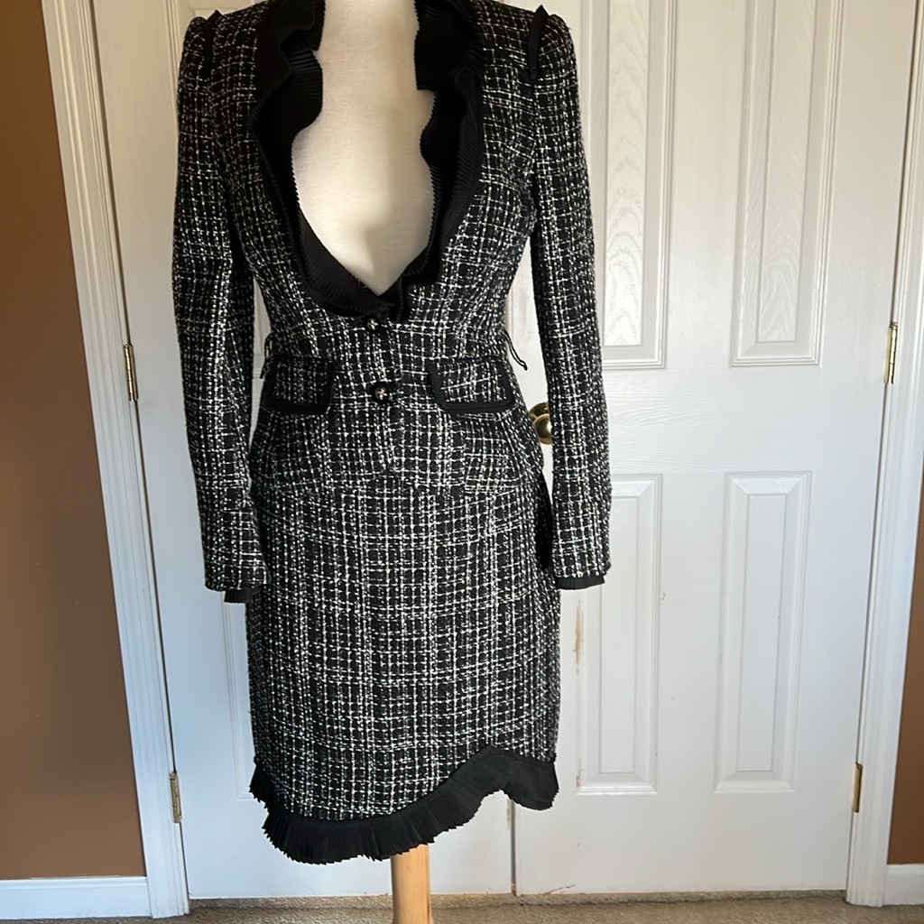 Turn Heads In This Chic Black And White Tweed Jacket Size 6 & Skirt Size 8
